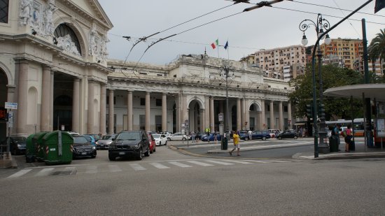 Genova, rubavano tablet e pc ai viaggiatori distratti a bordo dei treni: due arresti