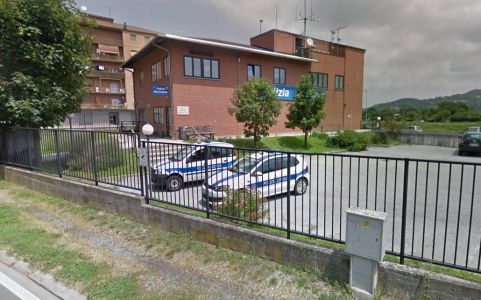 Cairo Montenotte, No Vax imbrattano i muri del comando della polizia locale