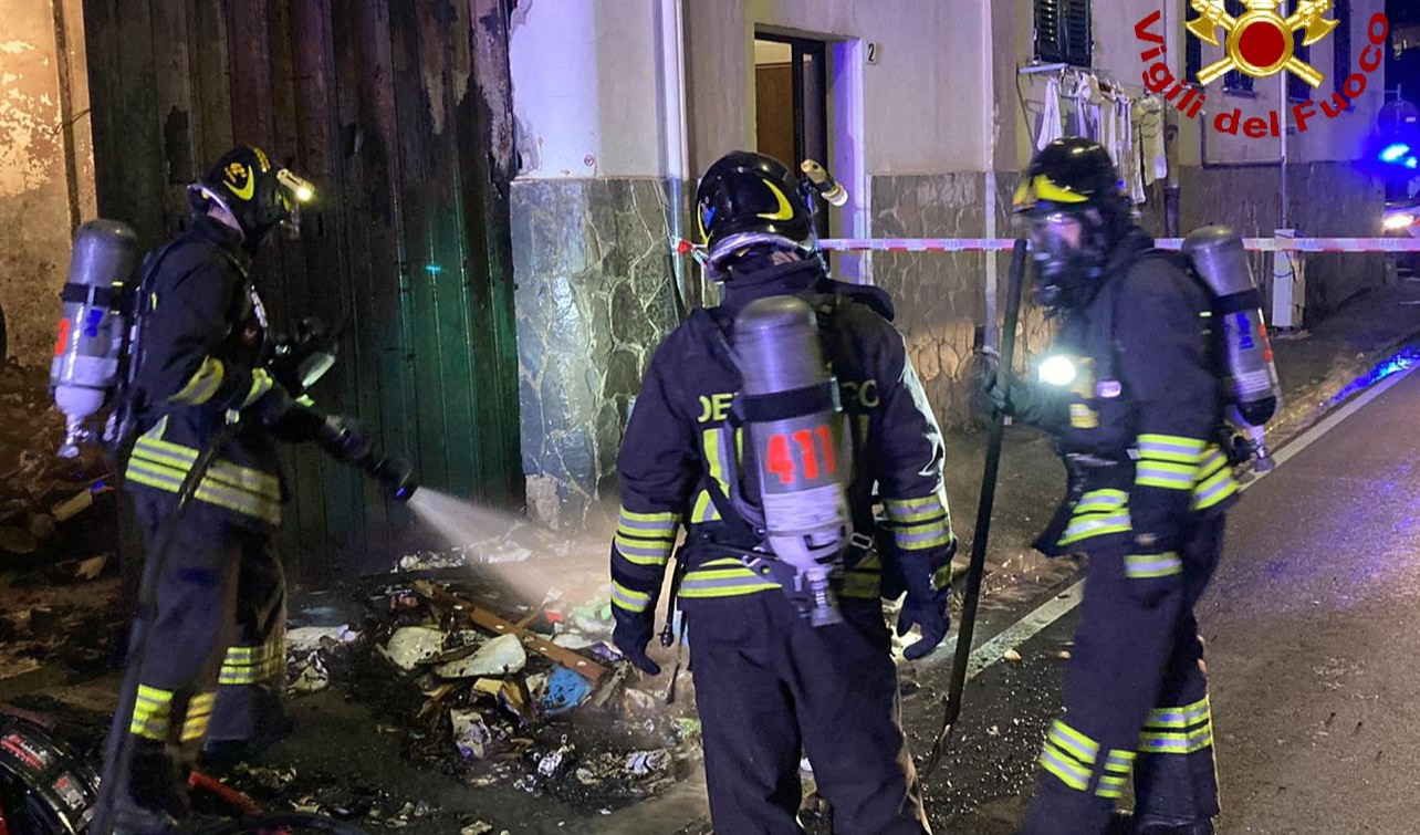 Spezia, incendio in un cortile: abitanti evacuati nella notte