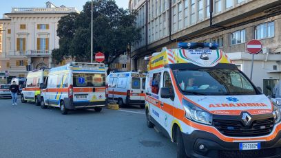 Genova,  caos al Galliera: ambulanze in coda in attesa per ore 