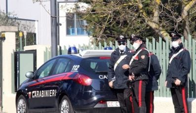Ruba un'auto, scappa dai carabinieri e si ribalta insieme ai figli minorenni. Nei guai un uomo di Sestri Levante