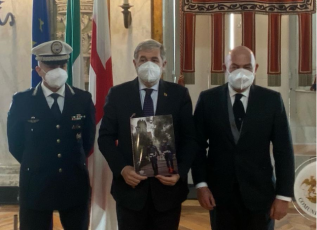 Genova, la Polizia Locale presenta il calendario 2022: i proventi all'associazione Gaslini onlus