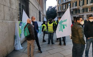 Genova, la polizia locale in sciopero: presidio davanti alla prefettura