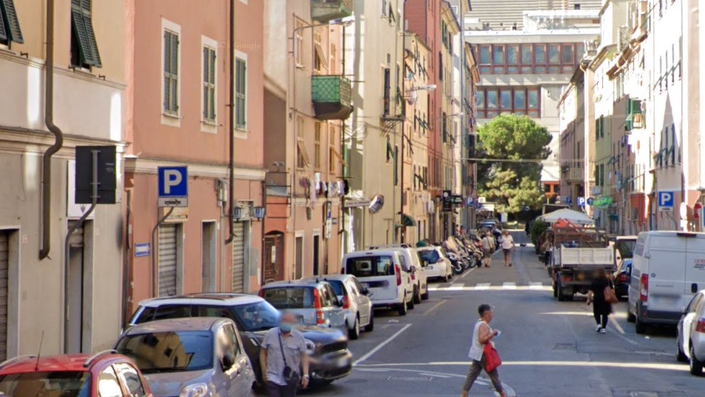 Genova, follia in pizzeria: "Sono guarita dal covid" e sputa a un cliente e ai poliziotti