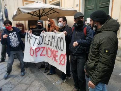 Genova, discussione sui depositi chimici a Tursi: la protesta in via Garibaldi