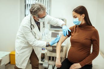 Vaccino anticovid in gravidanza, Ema: "Nessun aumento del rischio di complicazioni"