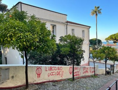 Bordighera, "il vaccino uccide": scritte no-vax sui muri del Comune