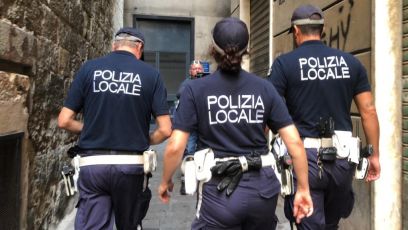 Genova, pusher minorenne ingoia 20 ovuli di cocaina, crack ed eroina