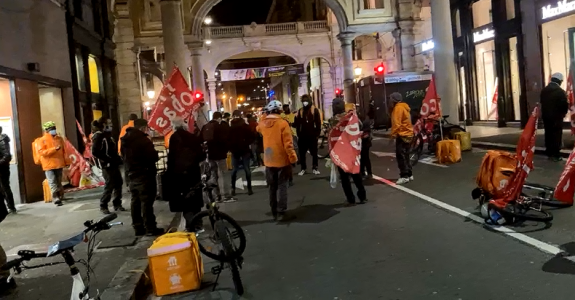 Genova, la protesta dei rider. "Situazione insostenibile"