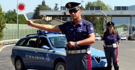 Genova: senza patente né documenti, tenta di corrompere i poliziotti: multa e auto sequestrata