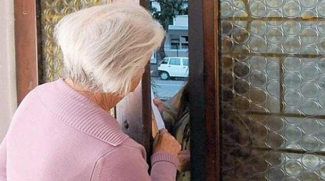 Genova, "Nonna, mi servono 15mila euro per curarmi dal covid".Anziana consegna l'oro a un truffatore
