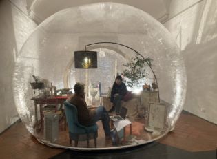 Genova, Nuda vita: al Ducale padre e figlia dentro una bolla. Come nel lockdown 