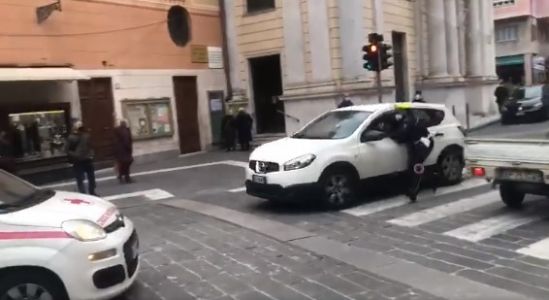Follia in strada a Rapallo, auto trascina agente della polizia locale