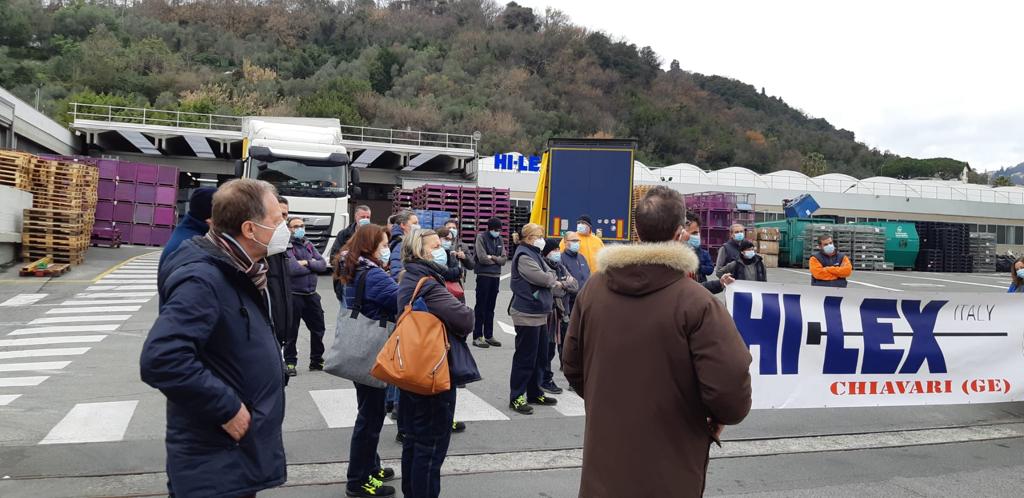 Chiavari, sindacati in protesta davanti la sede di Hi Lex per i licenziamenti