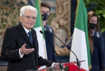 Sergio Mattarella è ancora il presidente della Repubblica. Gli applausi dell'aula