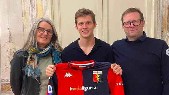Genoa, Frendrup firma davanti a mamma e papà: "Il mio sogno da ragazzo si è avverato, dico grazie alla mia famiglia"