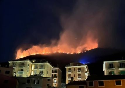 Notte di incendi in Liguria, in fiamme i boschi di Monte Moro: canadair in azione