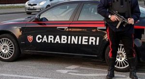 Castelnuovo Magra, picchia mamma e zia e poi minaccia i carabinieri con una pistola e un'ascia