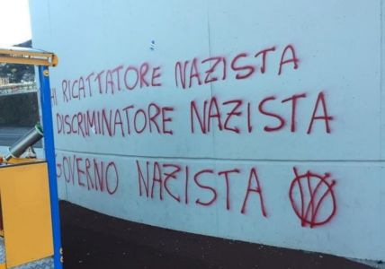 "I vaccini uccidono" e "Draghi nazista": scritte no vax sui piloni del ponte San Giorgio. Già cancellate