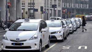 Festival di Sanremo, intorno all'Ariston proliferano gli autisti abusivi: "Concorrenza sleale"