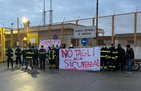 Porto Petroli, la protesta dei guardiafuochi: "Ridurre il personale significa ridurre la sicurezza"