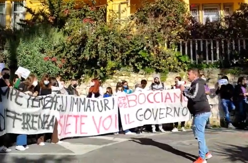 Sanremo, studenti in piazza: "No alla seconda prova scritta alla maturità 2022"