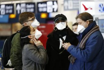 Covid, il sottosegretario Costa: "Via le mascherine all'aperto dall'11 febbraio"