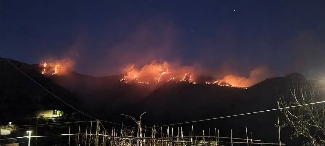 Val Fontanabuona, incendio sul Monte Ramaceto: in azione un elicottero e due canadair