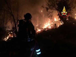 Incendio di Ramaceto, monitoraggio notturno per evitare nuovi focolai