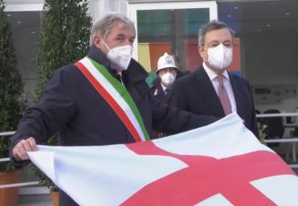 Draghi a Genova, il sindaco Bucci gli regala la bandiera di San Giorgio