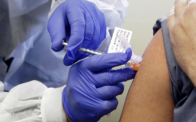 Vaccini e reazioni avverse, Aifa: "Su 108 milioni di dosi, eventi fatali sono stati 22"