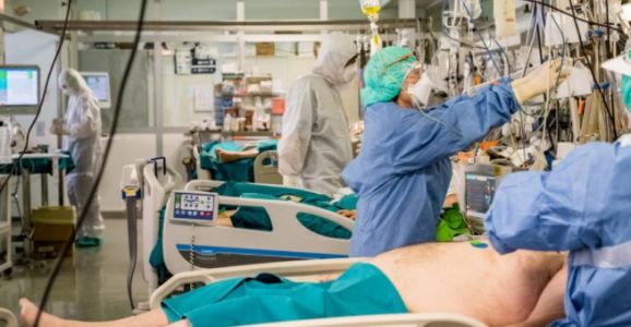 Covid in Italia, calano i ricoveri in area medica e in terapia intensiva