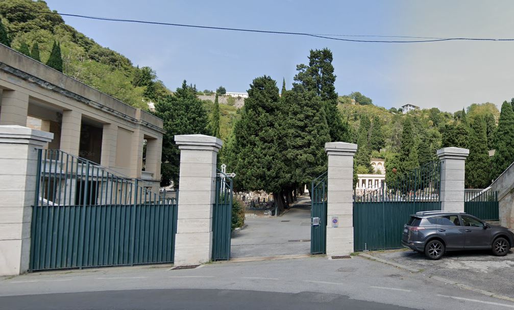 Genova, soldi in cambio di esumazioni irregolari al cimitero della Castagna: arrestato un dipendente