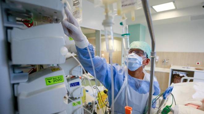 Bassetti: "Il 40% dei morti in Liguria non è PER covid ma CON covid" 