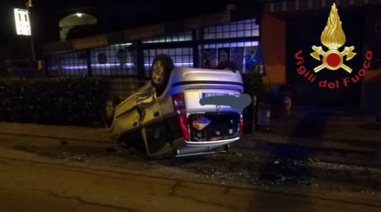 Genova, carambola in via Carrara: auto urta le macchine in sosta e si ribalta