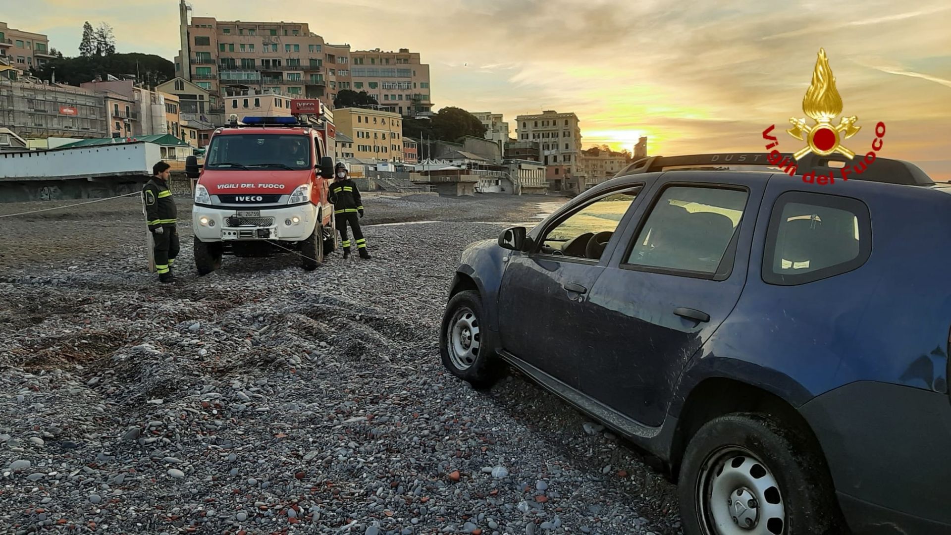 Genova, va a pescare e parcheggia sulla spiaggia. Poi sale la marea e l'auto resta bloccata