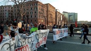 Contro l'obbligo di Super Green Pass per gli over 50: doppio corteo di protesta a Genova