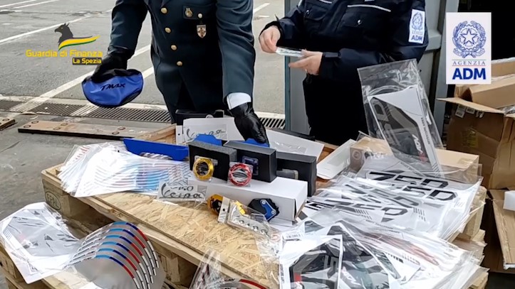 Spezia, migliaia di ricambi e accessori per moto contraffatti: nei guai un importatore italiano