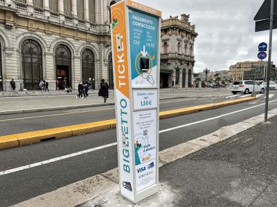 Genova, il bus si paga con lo smartphone o la carta contactless