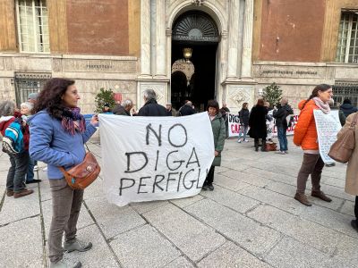 Genova, comitati in protesta sotto la prefettura contro la Diga Perfigli