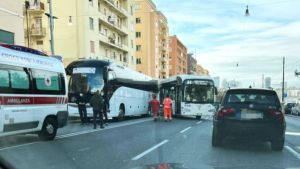 Genova, tamponamento fra due autobus in Corso Gastaldi: sei feriti