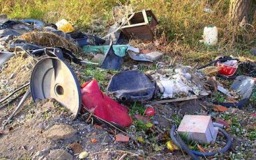 Genova, abbandonavano rifiuti e calcinacci per strada: denunciati tre 50enni