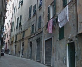 Genova, scippa la collana a una donna e minaccia i vigili con un blocco di cemento