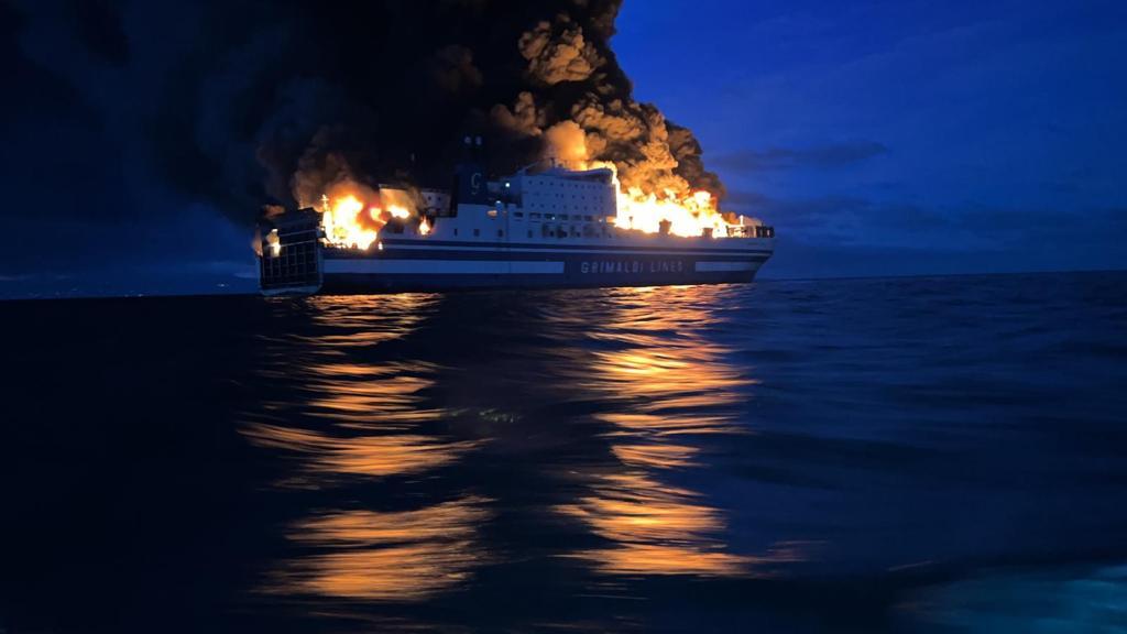 Incendio sul traghetto Grimaldi. I greci: "Ancora otto dispersi"