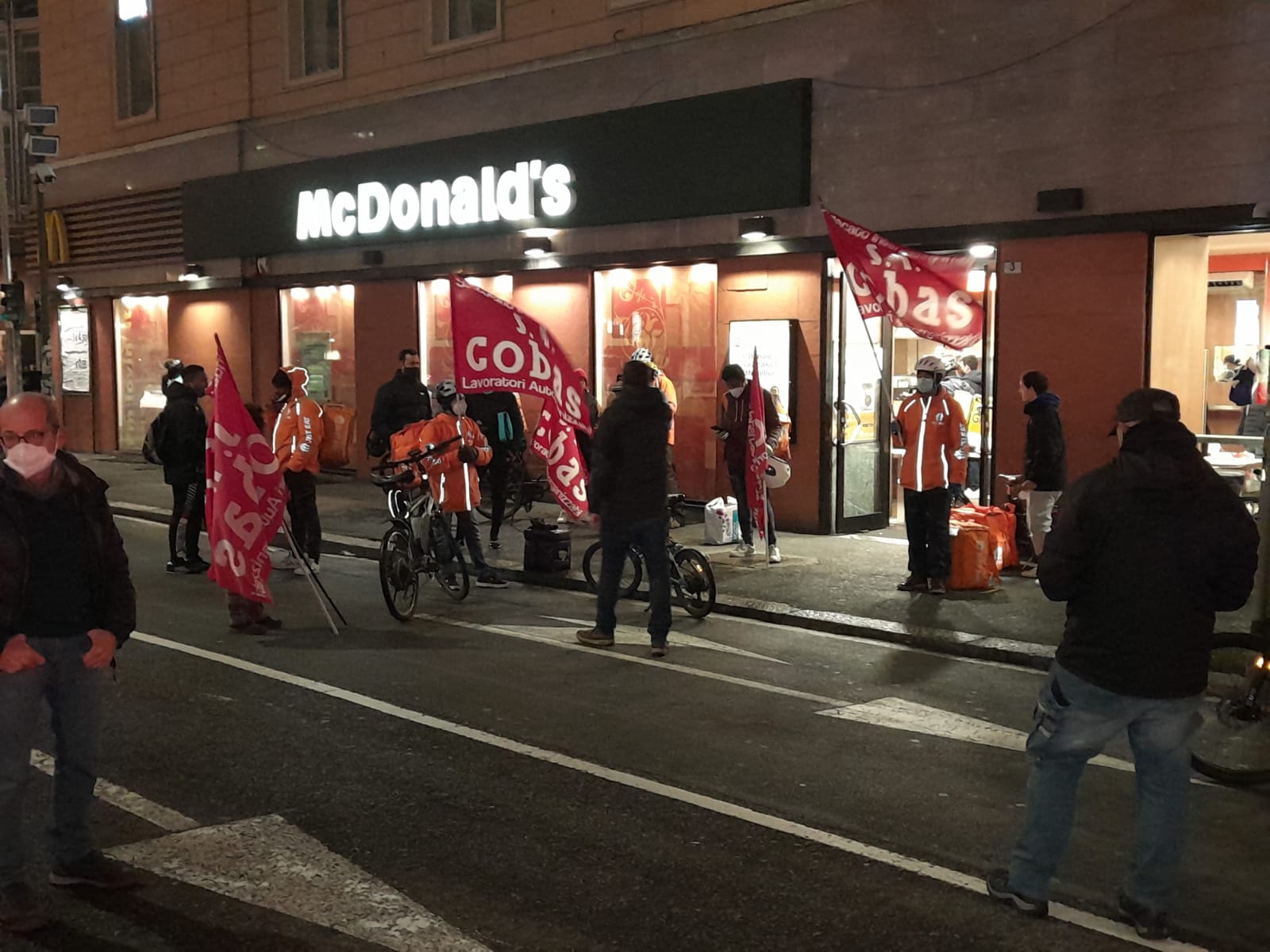Genova, la protesta dei riders in via XX Settembre
