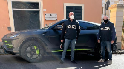 Genova, acquista una Lamborghini, non la paga e cerca di rivenderla