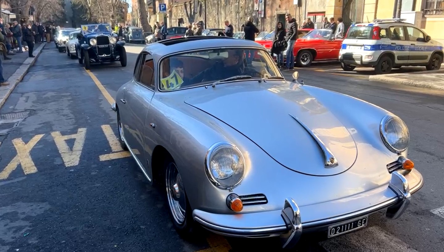 A Genova sfilano le auto d'epoca del "15° Meeting di Albaro"