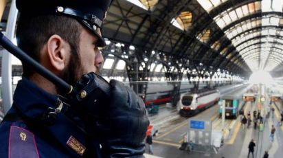 Genova, uno distrae i passeggeri e l'altro li deruba: arrestati due borseggiatori dei treni