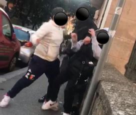 Genova,ragazzino picchiato in mezzo alla strada. Individuato uno degli aggressori