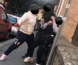 Genova,ragazzino picchiato in mezzo alla strada. Individuato uno degli aggressori